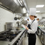 Sistema de etiquetado digital en buffets hoteleros – Sincroni BuffetSmart